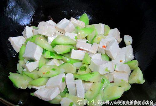 春季健康食谱，丝瓜炖豆腐做法，肉质爽嫩 味道鲜美 排毒养颜