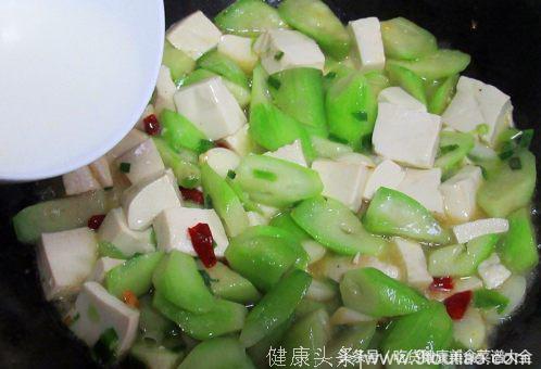 春季健康食谱，丝瓜炖豆腐做法，肉质爽嫩 味道鲜美 排毒养颜