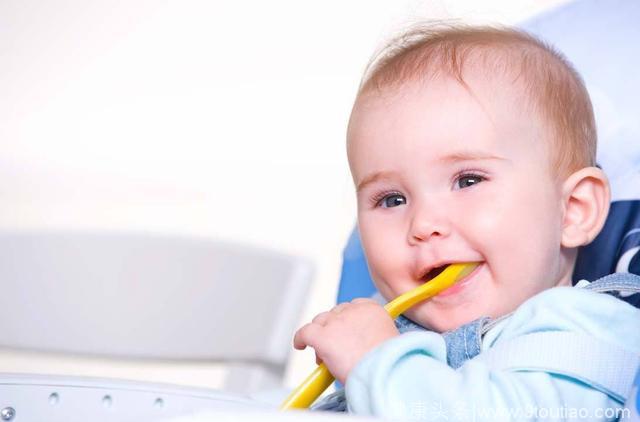 宝宝牙齿护理清洁护理怎么做？金色童年儿童摄影提醒从小抓起