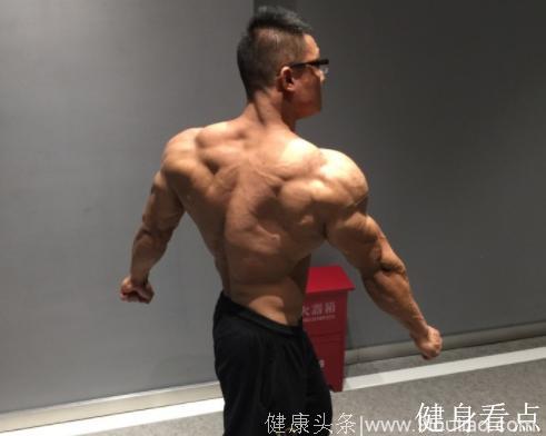 小伙一天吃5顿，练成肌肉金刚，网友：肌肉大就有男子气概？