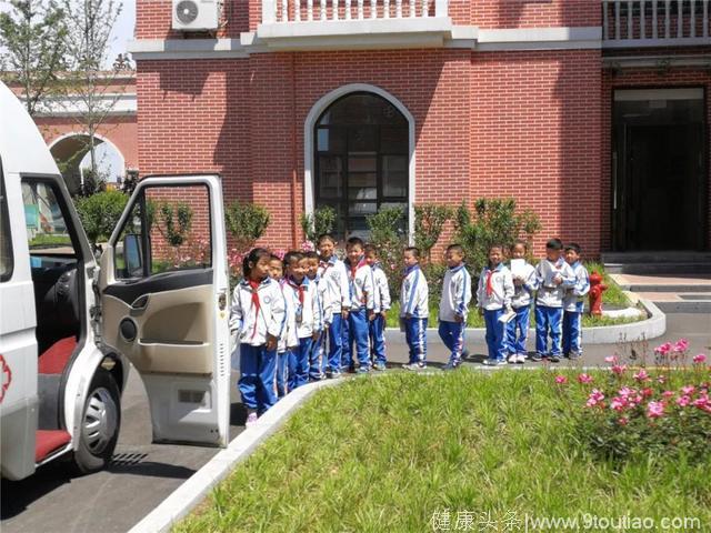 「窝沟封闭」给牙齿穿上铠甲！新区中心医院儿牙医生进校园记