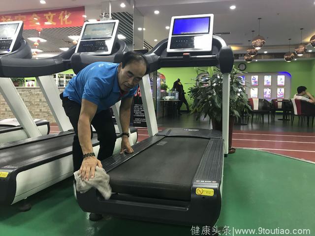 石家庄63岁健身房保洁员每天锻炼俩小时，身体年龄40岁