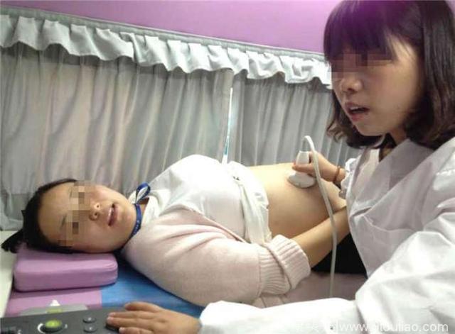 5个月孕妇做四维彩超，宝宝调皮一直动，医生说：这个孩子不能要