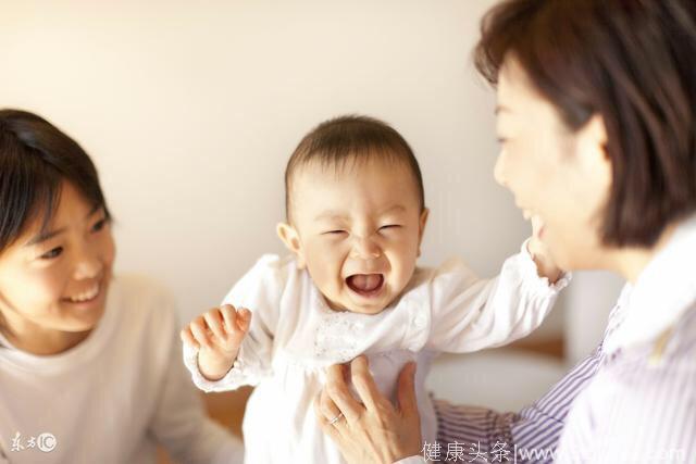 怀孕时老公给我洗脚，婆婆看到后说的话，却让我想哭