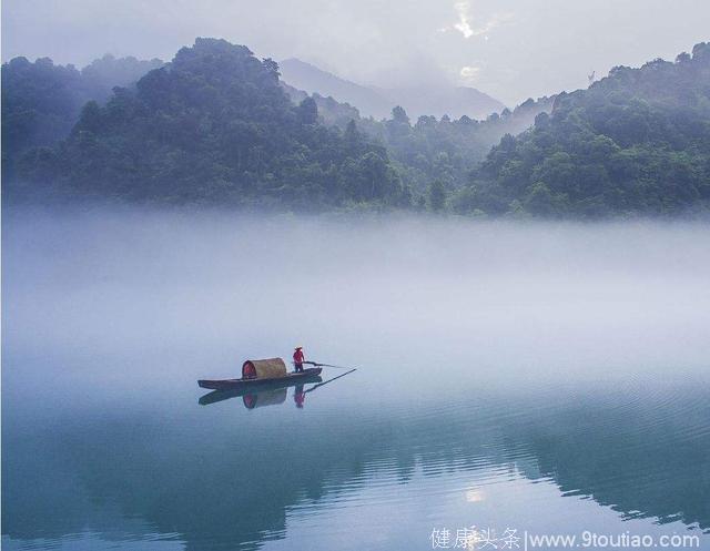 读睡精选古诗词 夏日美丽仙境出，水清屏面韵馨图