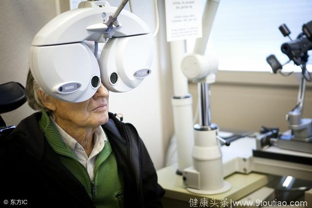 老花眼是一种正常的生理现象，验光配镜最可靠，食疗可辅助