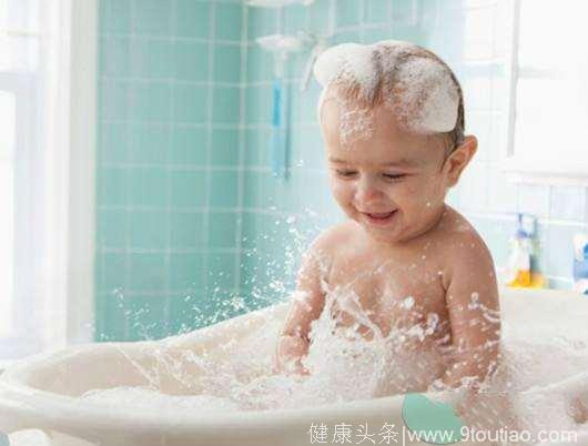 洗澡能看出宝宝性格！心理学家：有这种表现，宝宝容易成为学霸