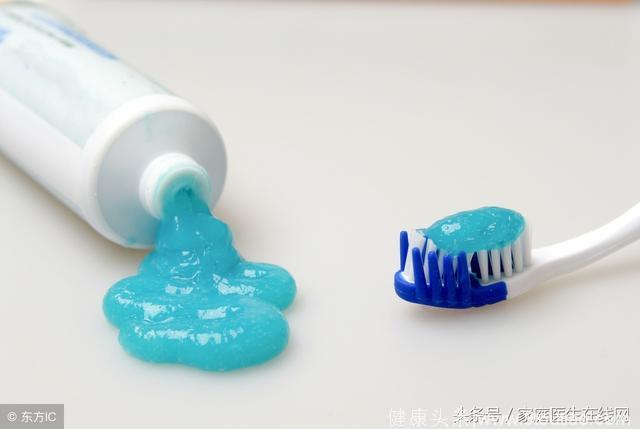 口腔护理有4个误区，如果陷进去了，一天刷两次牙也没用