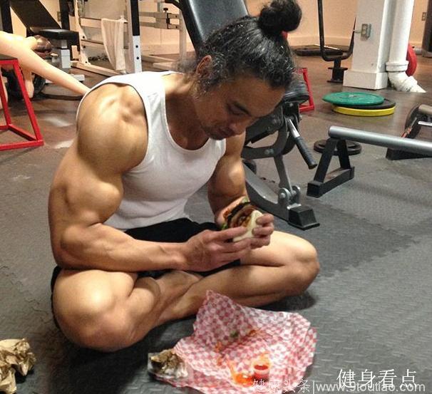 50岁华裔大叔，健身超过30年，如今腹肌清晰臂围完爆年轻人