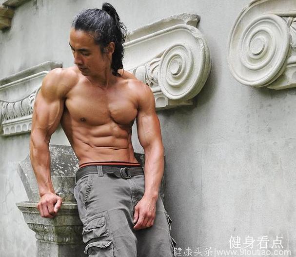 50岁华裔大叔，健身超过30年，如今腹肌清晰臂围完爆年轻人