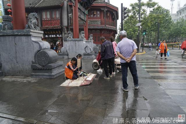 开封10岁男孩雨中下跪：我爸是英雄救救他！路人齐帮助钱成堆！