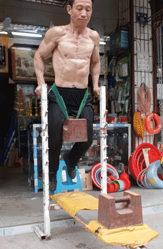 59岁杂货铺老板“土法健身”，竟一直保持着健美级肌肉！