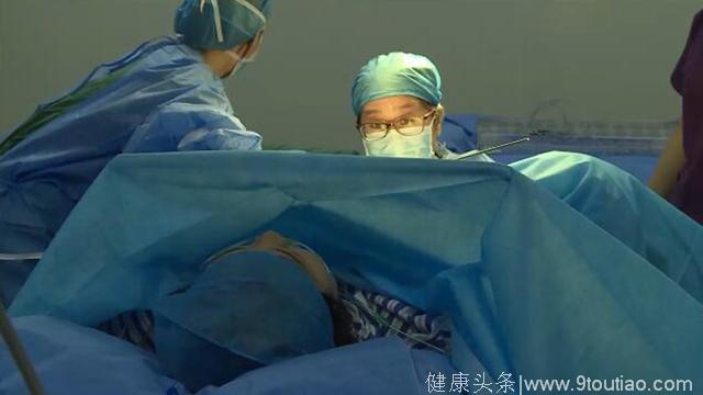 42岁医生怀孕5个月累倒手术台 同事拍下“吸氧照” 众人点赞