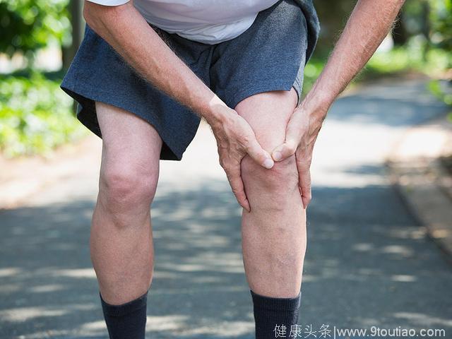 跑步锻炼真的伤膝关节吗？一个小动作就能预防膝关节的慢性疼痛