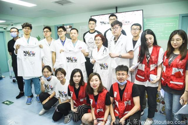 北京队探望白血病儿童 赠首钢英雄能量包！