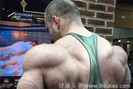 别具一格的健身肌肉男，2个大肩膀，让人印象深刻