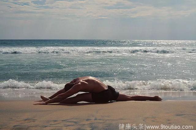 适合收藏：懒人这样躺着趴着练瑜伽，不但瘦还能调节月经