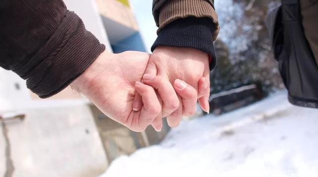 心理测试：哪一对是夫妻牵手，测你和爱人能够和平相处一辈子吗