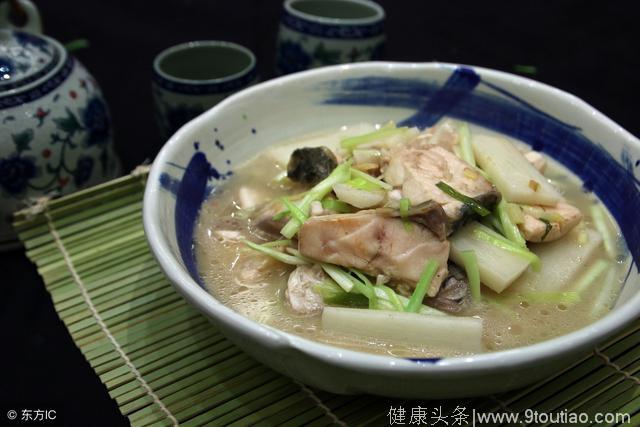 夏季养生汤，鲫鱼豆腐汤家常做法，好喝简单营养健康