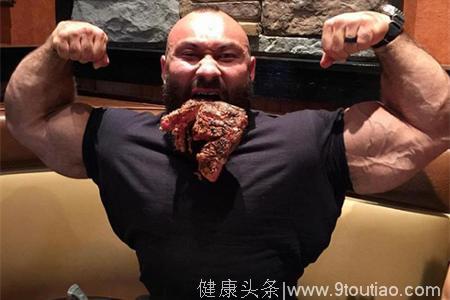 健身肌肉男，为了健身增肌吃起了生牛肉，如今各个形同肌肉巨兽