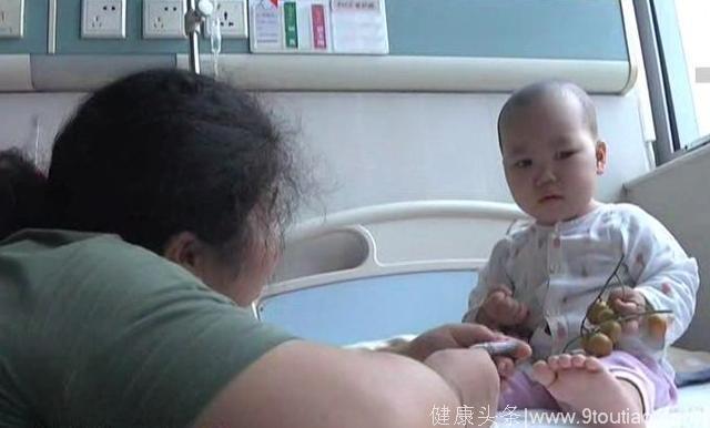 两岁童不幸患白血病，懂事的她安慰妈妈：“不要哭”