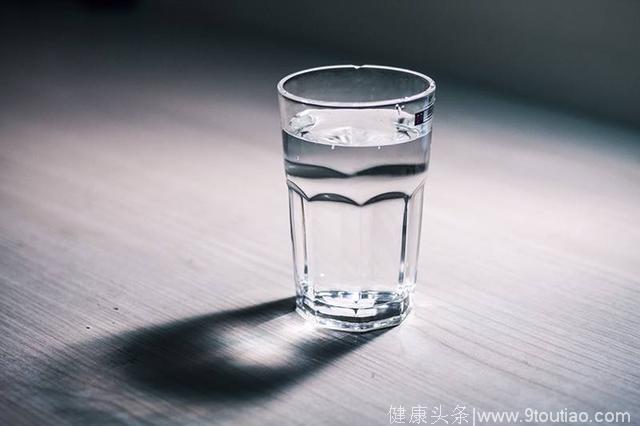 经常喝碱性的水更健康吗？养生专家告诉你最应该喝哪种水