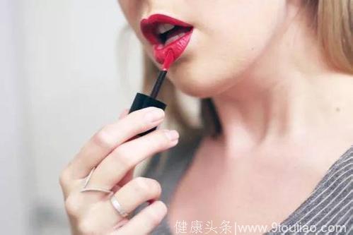 女性舔嘴的目的是什么？心理学家：有三种诉求！