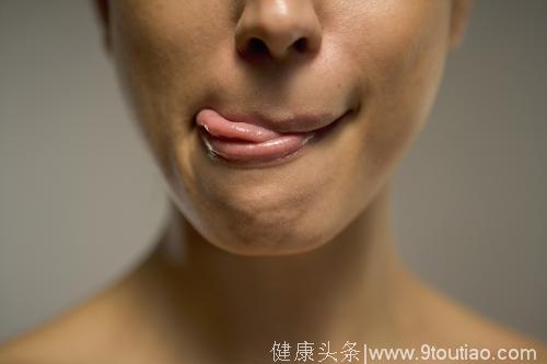 女性舔嘴的目的是什么？心理学家：有三种诉求！