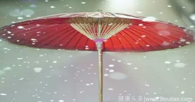 测试：突然下雨，你会借哪把雨伞？测你在爱情上会否行大运！