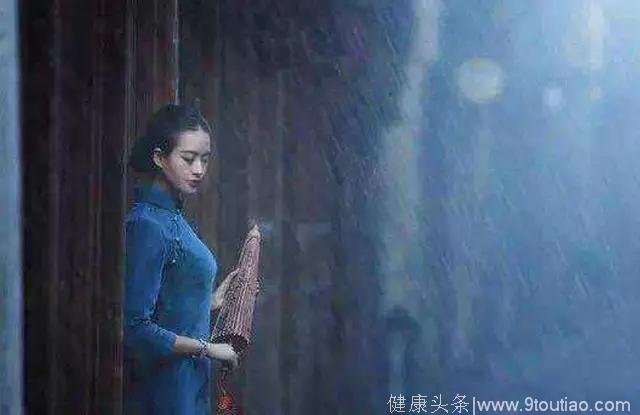 心理测试：突然下雨，你会撑哪一把雨伞？测你的幸福会在哪里出现