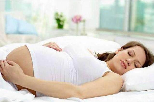 怀孕后，孕妈尽量避免3种“睡姿”，特别是到了孕晚期