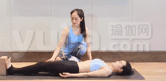 5个瑜伽动作疏通腰椎，瘦腰又养生，还能预防腰椎疼痛！