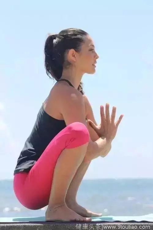 简单一招瑜伽“深蹲”，越练越年轻，40岁变25岁！