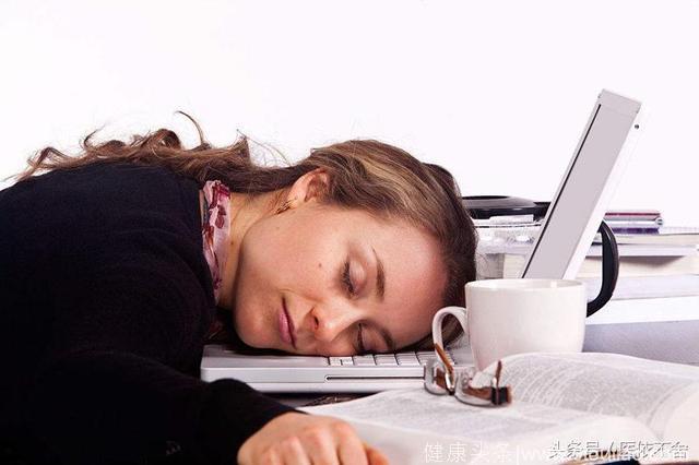 电脑族更容易患上失眠症，在电脑前午睡危害健康