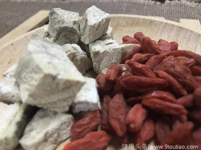 体检查出脂肪肝怎么办？菜市买2种食物煮着吃，轻松甩掉脂肪肝