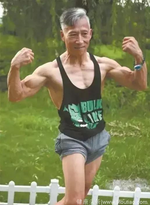 61岁中国大爷惊艳米兰时装周，坚持健身40年练出八块腹肌！