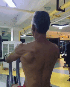 61岁中国大爷惊艳米兰时装周，坚持健身40年练出八块腹肌！
