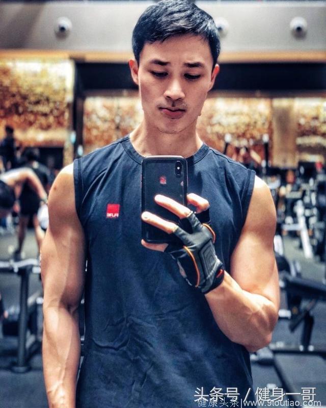 新加坡混血肌肉型男，用时间塑造出满身肌肉，健身让他更自信