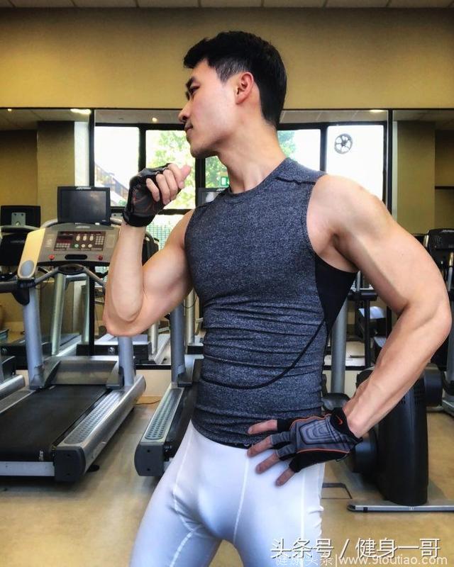 新加坡混血肌肉型男，用时间塑造出满身肌肉，健身让他更自信