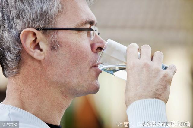 没事就要多喝水，但如果是这2种水，高血压患者可碰不得