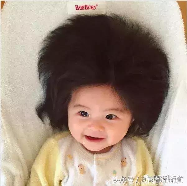 这宝宝的发量太惊人了！这画风简直真人版蒙奇奇！脱发小编已哭晕