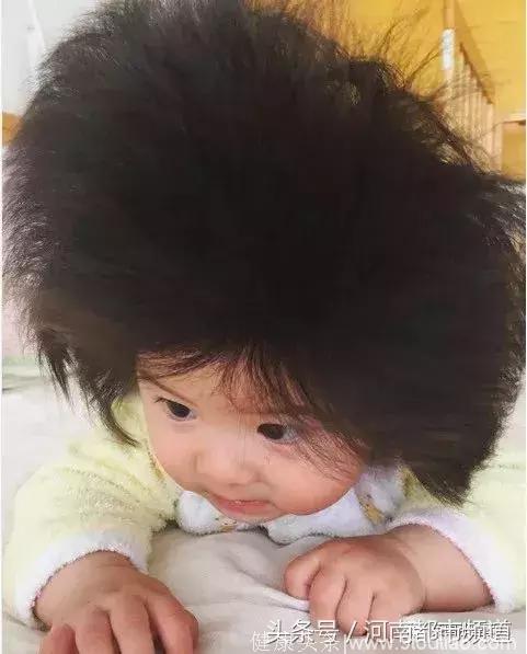 这宝宝的发量太惊人了！这画风简直真人版蒙奇奇！脱发小编已哭晕