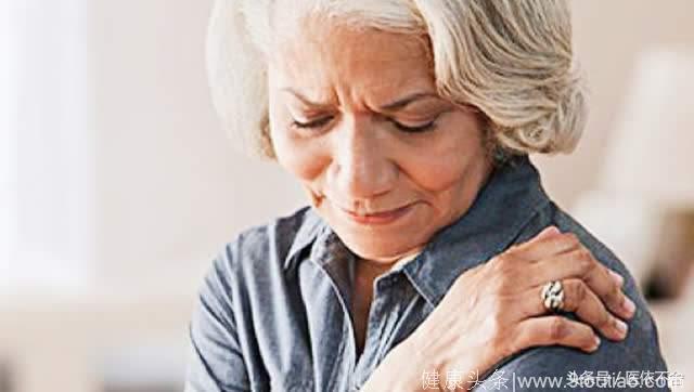 人到五十为何易患肩周炎？防治肩周炎，营养补充不可小视