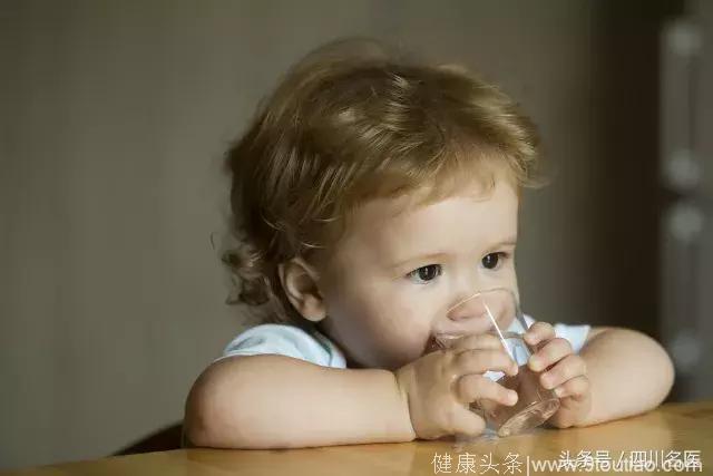 华西儿童口腔科周媛：为什么我反对给孩子喝果汁？因为 ……