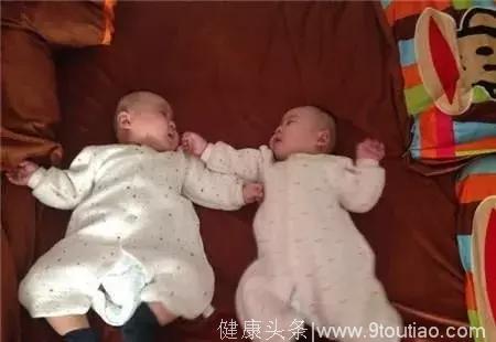 孕妇一胎生下2个孩子，长得一模一样，但医生却说不是双胞胎
