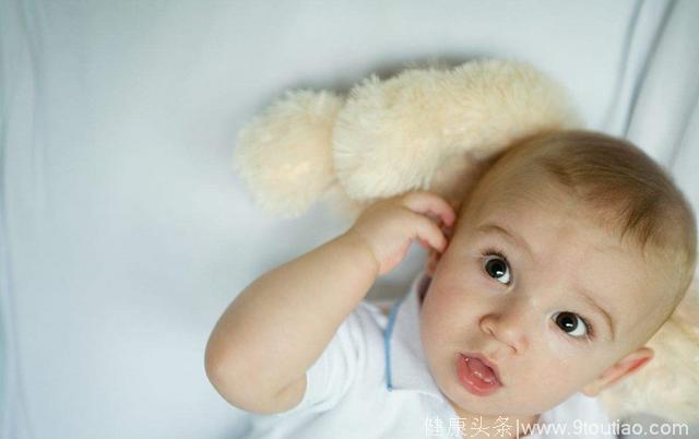 宝宝老是揪耳朵，原因有很多 看看你宝宝是哪种？