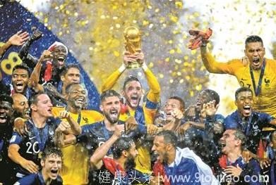 昨夜法国捧起“大力神杯”，球迷疯狂庆祝竟造成人员伤亡！