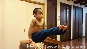 1岁模仿李小龙，6岁练出八块腹肌，每天300个俯卧撑，小号李小龙