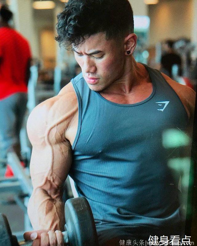 23岁亚裔健身7年，肌肉强壮青筋暴突，变得更大是他唯一的目标