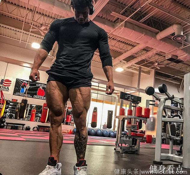 23岁亚裔健身7年，肌肉强壮青筋暴突，变得更大是他唯一的目标